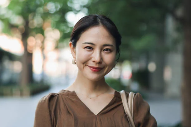 签约演员七天眼镜妹形象照